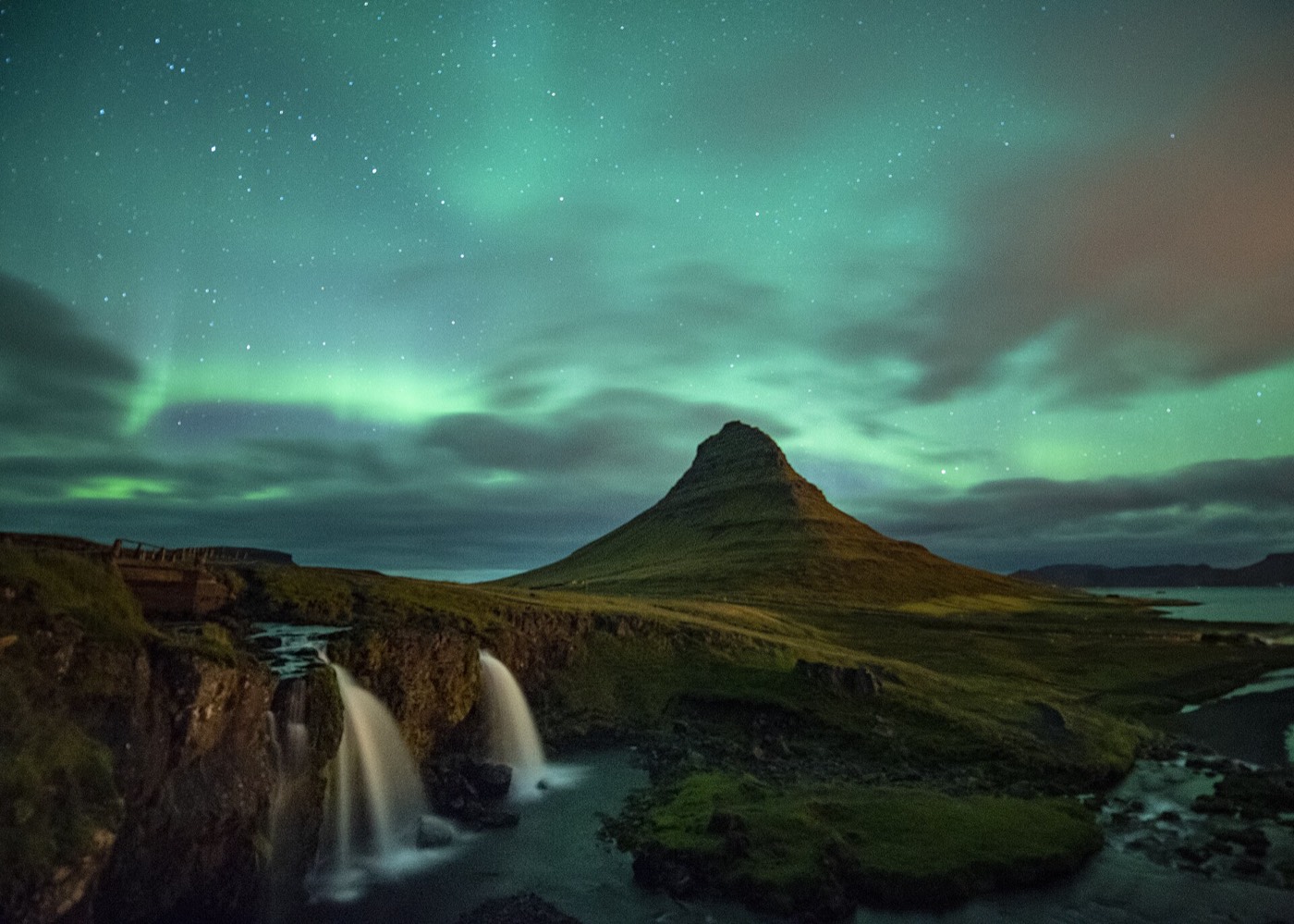 Aurora boreal sobre el paisaje islandés